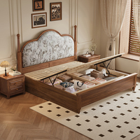 Neues Chinesisches Vintage Massivholz-Plattformbett, Gewölbtes Blumenmuster Stoffbezogenes Kopfteil Gaslift-Stauraumbett für Schlafzimmer