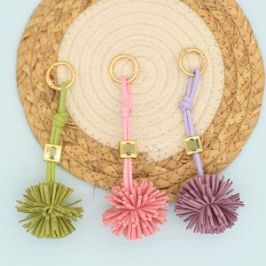 Llavero de cuero sintético de alta gama con borla tejida a mano y accesorios colgantes ecológicos - Product Image 2