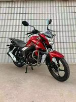 Haojue, équipée d'un moteur de 125 cm³, est une moto pratique et économe en carburant, un choix idéal pour les trajets quotidiens.
