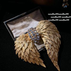 Sotheby's Vintage pluma dorada Flash diamante perla collar traje Deep Sea Shell Beads niños aleación alas gema broche alfileres - Product Image 2