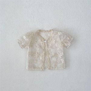 Un haut en dentelle à manches courtes, style princesse, pour bébés filles, été 2025, avec un petit manteau délicat. - Product Image 6