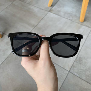 Gafas de Sol Retro para Mujer, Montura Negra Brillante, Protección UV400, Tipo 3 Lentes, Material AC, Diseño Cuadrilateral, Estilo Veraniego - Product Image 4