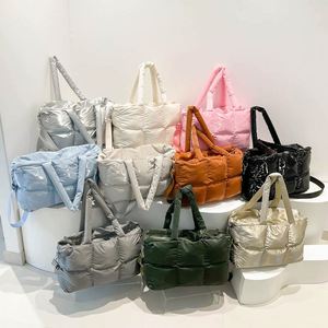 Sacs fourre-tout matelassés grande capacité 2025 avec logo personnalisé pour femmes, sacs à main gonflés de couleur unie - Product Image 1