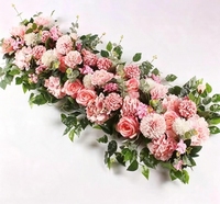 Décorations florales artificielles en rangée, idéales pour les lieux commerciaux, les arrière-plans photographiques, et la décoration de fêtes