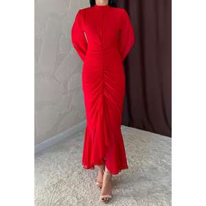 Robe de soirée fourreau en mousseline rouge à col montant avec volants et taille naturelle - Product Image 3