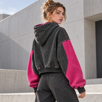 Sweat-shirt à capuche court personnalisé à blocs de couleur avec motif abstrait courbé, effet délavé, pour femme, style streetwear
