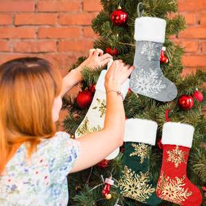 NOUVEAU Chaussettes de décoration d'arbre de Noël 25*18cm avec flocon de neige doré Cadeau de Noël - Product Image 2