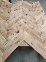 Parquet en chêne massif à chevrons, couleur naturelle, surface brossée lisse et légère, écologique, pour chambre et salon