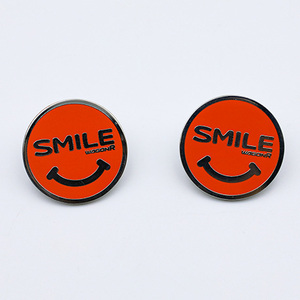 Pin de Solapa Personalizado de Aleación de Zinc con Esmalte Duro y Diseño de Sonrisa para el Sector Sanitario - Product Image 5