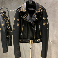 Veste de motard en peau de mouton véritable noire cloutée, rivets dorés, streetwear, veste de moto courte, veste de moto en peau de mouton véritable pour femme