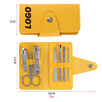 Coffret de Voyage 7 Pièces pour Soins des Ongles en Acier Inoxydable avec Trousse en Cuir pour Manucure et Pédicure – Cadeaux à 1 Dollar
