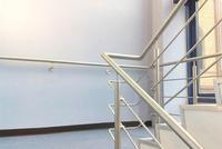Rampe et colonnes de balcon modernes en acier inoxydable personnalisées, résistantes à la rouille, pour l'extérieur