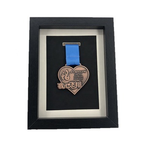 Cadre photo d'affichage de marathon de médaille de bricolage en bois massif boîte d'ombre d'affichage de course de coureurs de marathon tridimensionnel creux - Product Image 2