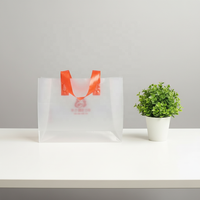 Sac de shopping en HDPE/LDPE à fond carré, avec poignée souple en boucle, durable, réutilisable, avec logo imprimé personnalisé, pour l'emballage de vêtements et de chaussures