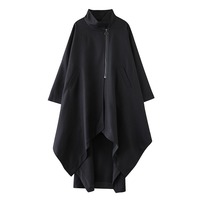 Nouvelle Collection Automne 2026 – Manteau Long Femme Chic et Minimaliste Noir Déstructuré à Ourlet Asymétrique, Fermeture Éclair sur le Devant, Longueur Mi-Mollet, Coupe Ample – Vente en Gros