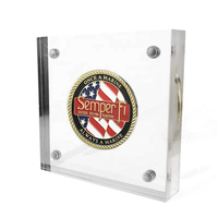 Presse-papiers carré transparent en résine époxy Lucite pour pièce de monnaie personnalisée Cube en acrylique avec technique de moulage par impression découpée