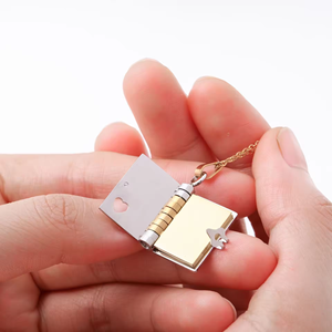 Nouveau collier pendentif livre de lettres d'amour en acier inoxydable personnaliser les <span class=keywords><strong>mots</strong></span> LOGO de marque gravés breloque plaquée PVD en or 18 carats - Product Image 3