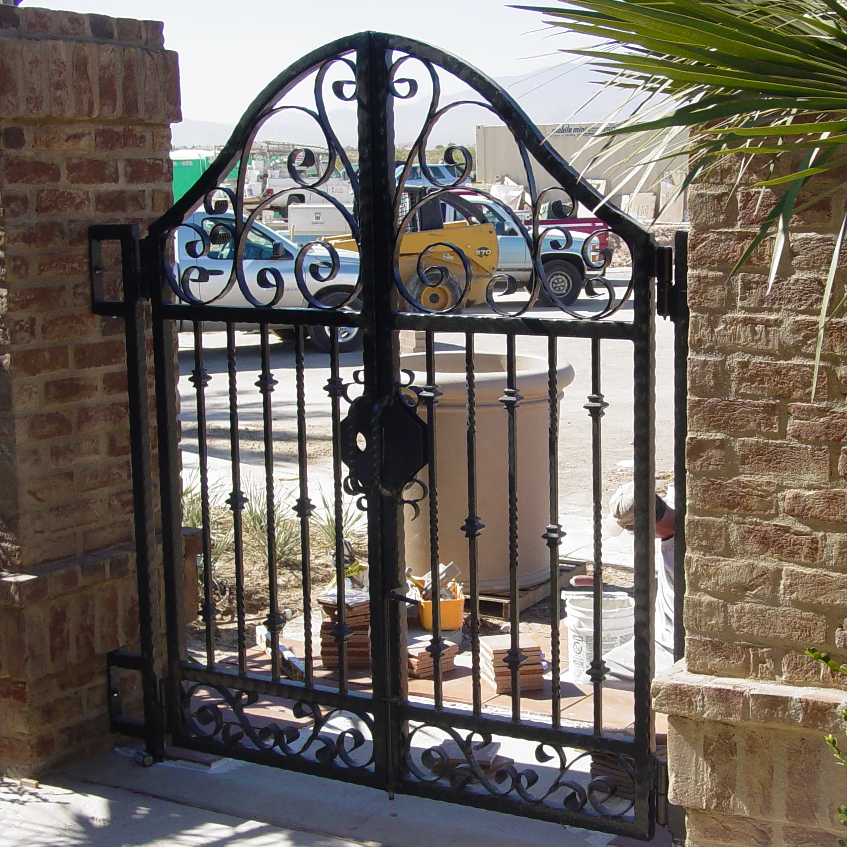Design della griglia di sicurezza del giardino della doppia casa di lusso cancello scorrevole in ferro a battente cancello del vialetto ingresso principale cancelli in ferro battuto disegni