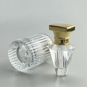 Flacon de parfum carré en alliage de zinc avec pulvérisateur à pompe, design personnalisable et marque personnalisée - Product Image 2
