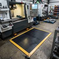 Tapis de sécurité à expédition rapide en caoutchouc noir avec capteur de pression pour protection des postes d'opérateurs CNC sans poussière en usine de menuiserie
