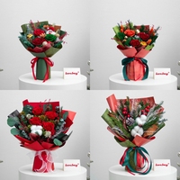 Lovebay Nouveau Design Bonhomme de Neige en Verre Éternel Fleurs Stabilisées Roses dans un Verre avec Lumière pour Cadeaux de Noël