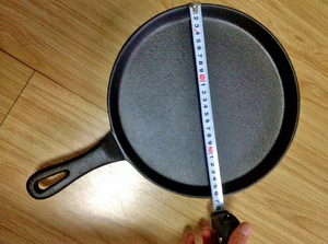 Plancha de Hierro Fundido Redonda de 26 cm, Pre-Sazonada, para Panqueques, Tortillas y Más, Apta para Inducción, Parrilla, Horno y Fogata - Product Image 2