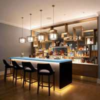Comptoir de bar résidentiel personnalisable en bois massif, écologique et durable, avec dessus bleu, étagères, miroir décoratif et éclairage superposé pour bar à domicile