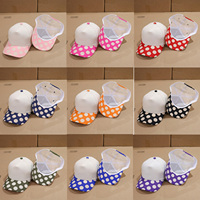 Gorra de béisbol de 5 paneles para mujer, rosa intenso, de algodón, con parches de lunares y visera estampada, estilo camionero, para exteriores, venta al por mayor y personalizada.