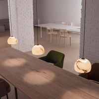Luminaire suspendu moderne de luxe tout en cuivre, design minimaliste inspiré du zen, restaurant, bar, comptoir, salle à manger avec lampe en marbre tout en cuivre