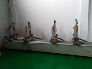 Machine <span class=keywords><strong>de</strong></span> fabrication <span class=keywords><strong>de</strong></span> fenêtres en aluminium Eworld avec moteur, quatre têtes, quatre stations, 220V/380V, puissance 3500W, facile à utiliser - Product Image 6