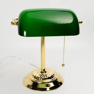 녹색 유리제 그늘과 닦은 금관 악기 끝 포도 수확 독서 램프를 가진 고전적인 책상 빛
