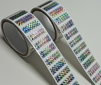 Personnalisé 50 #   Film laser quadrillé avec numéro de série variable, impression UV, rouleau imperméable, autocollants d'étiquettes anti-contrefaçon