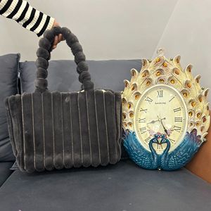 NUEVO Invierno Última Moda Logotipo personalizado Suave Gran capacidad Ligero Piel Esponjosa Felpa Bolsa de mano - Product Image 2
