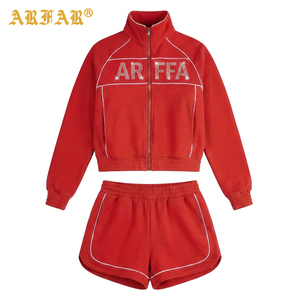 Ensemble de survêtement pour femme avec strass thermocollants personnalisés, veste zippée à col montant et passepoil contrastant, short Dolphin, tenue de sport 2 pièces pour femme - Product Image 1