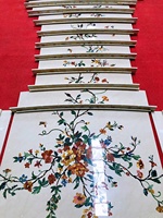 Escaliers en marbre incrusté de motifs découpés au jet d'eau avec des couleurs de marbre vert beige rouge blanc et jaune