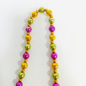 Collana di Perline Colorate a Forma di Orso - Perline Viola, Oro e Verdi per Decorazioni di Carnevale e Natale - Product Image 4