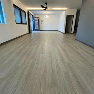Baldosas de vinilo SPC de núcleo rígido con sistema de clic de 4mm y 5mm, efecto madera, para interiores, venta al por mayor, para edificios comerciales - Product Image 1