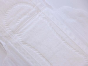 Serviettes hygiéniques intimes biologiques offrant une forte absorption et une protection fiable contre les fuites pour les règles des femmes. - Product Image 3