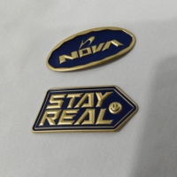 Badge thermocollant personnalisé en TPU chromé argenté gaufré, micro-côtelé, à haute fréquence, pour vêtements et chapeaux
