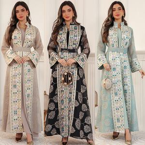 <span class=keywords><strong>Abito</strong></span> <span class=keywords><strong>Lungo</strong></span> Musulmano di Lusso Dubai 2026 in <span class=keywords><strong>Chiffon</strong></span> con Ricamo Geometrico Multicolore, Collo alla Coreana, <span class=keywords><strong>Maniche</strong></span> a Campana e Cintura - Outfit Modesto - Product Image 1