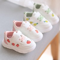 Chaussures pour enfants à semelle souple blanches, chaussures à motif de fraises, chaussures décontractées pour filles, baskets blanches pour enfants, chaussures à LED pour enfants