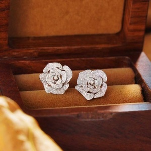 Pendientes Unisex de Lujo con Diamante Cultivado en Laboratorio de 0.5ct, Corte Redondo, Forma de Flor, Oro Sólido de 14K/18K, Certificado IGI - Product Image 2