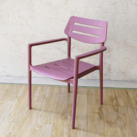 Chaise en plastique couleur pastel, fauteuil de jardin et de terrasse, dossier à lattes, assise à fentes, style méditerranéen, décoration de cour, siège d'extérieur