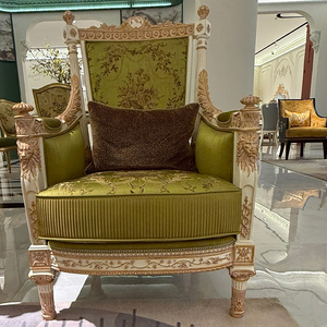 Fauteuil d'appoint de luxe neoclassique Empire avec tête de lion sculptée, doré, dossier haut, jacquard rayé, pour salon, manoir, club - Product Image 1