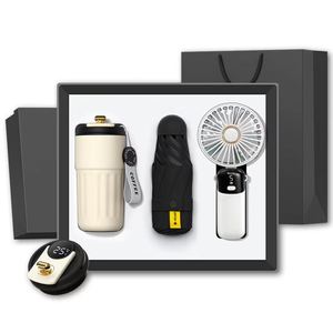 Souvenirs de mariage personnalisés spéciaux pour l'été, ensemble cadeau promotionnel comprenant une tasse, une capsule parapluie et un éventail pliable pour les invités - Product Image 1