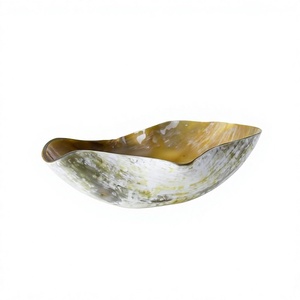 Cuenco de Cuerno de Búfalo Hecho a Mano y Personalizable de 10 Pulgadas, Acabado Brillante, Forma Natural Aleatoria, Diseño Clásico, Decoración para Fiestas y Hogar, Disponible en Stock - Product Image 1
