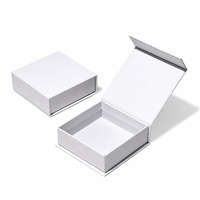 Boîte cadeau rigide en papier kraft magnétique blanc avec couvercle rabattable pour la présentation de cadeaux