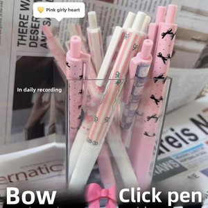 Penna a Scatto Doit in Edizione Limitata Rosa con Fiocco Stile Instagram, Design Accattivante, in Plastica, Inchiostro Nero 0.5mm, Asciugatura Rapida, Scrittura Fluida - Product Image 4