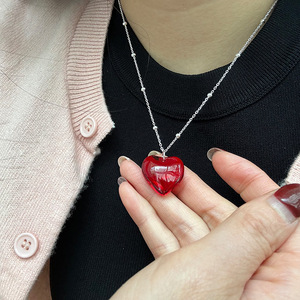 Collar de Corazón de Resina Negra y Roja con Cadena de Burbujas de Plata 925, un Estilo Romántico y Atrevido que Representa el Glamour Gótico - Product Image 3