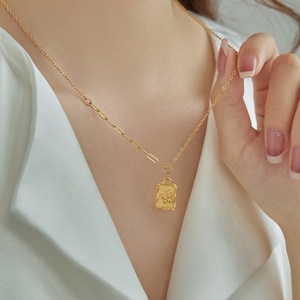 Collar de Acero Inoxidable Chapado en Oro de 18K con Grabado |   Cadena de Clavícula Retro para Mujer, Impermeable e Hipoalergénica - Product Image 3